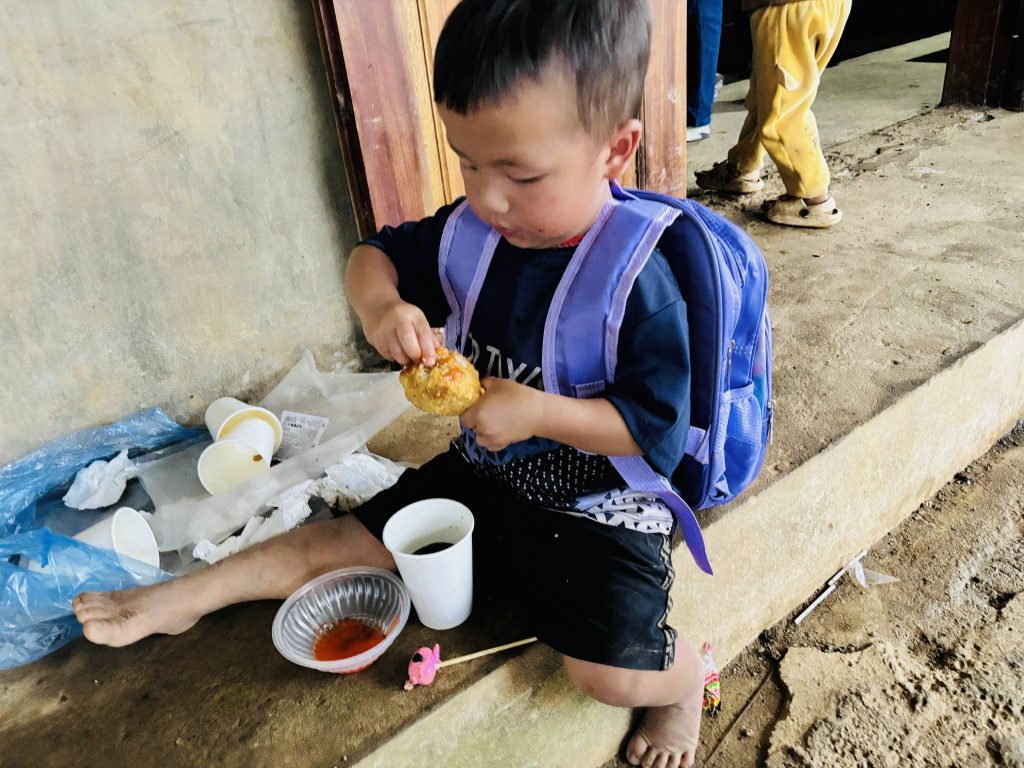 Học sinh vùng cao dùng bữa tại điểm trường sau khi nhận quà từ Horizon Vietnam