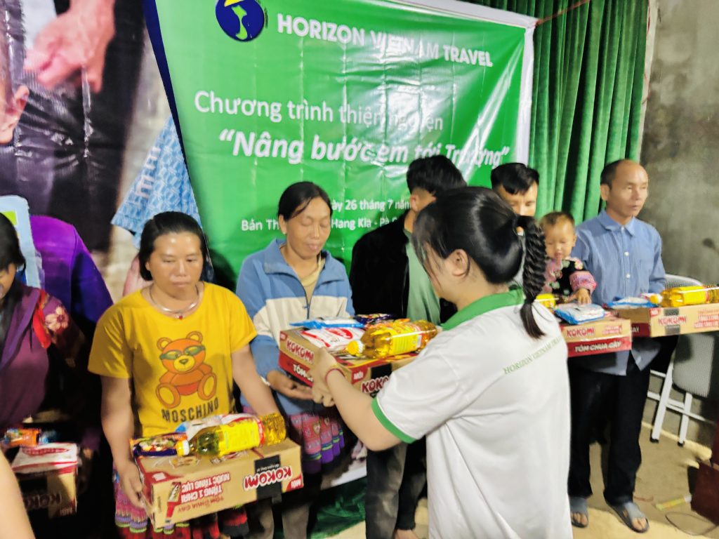 Trao quà nhu yếu phẩm cho hộ nghèo tại bản Thung Mai trong chương trình thiện nguyện của Horizon Vietnam