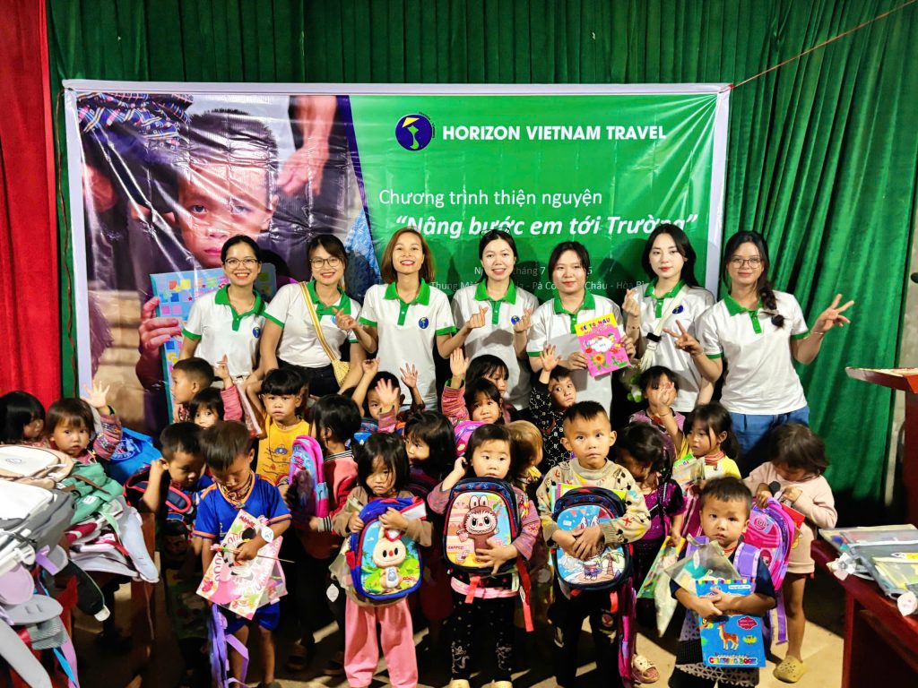 Trẻ em vùng cao nhận quà học tập từ chương trình thiện nguyện của Horizon Vietnam Travel