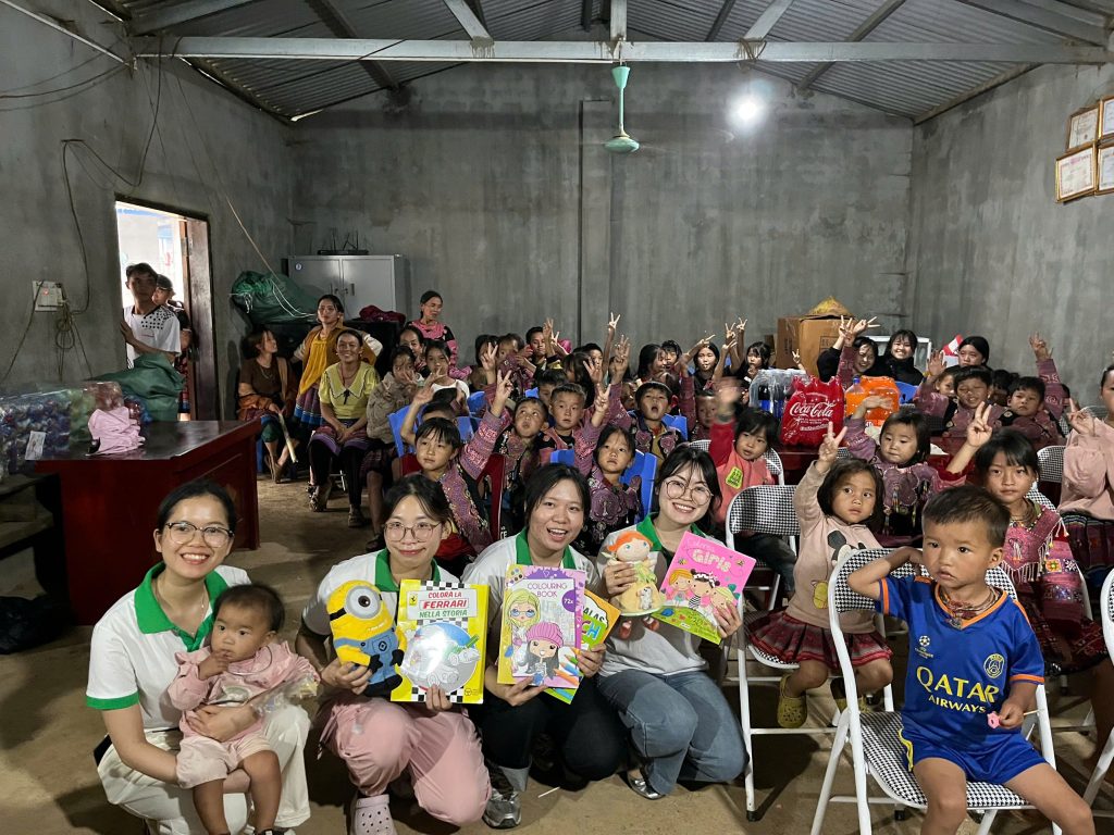 Công ty Horizon Vietnam Travel trong ngày đầu tiên triển khai chương trình “Hành trang của bạn – Tương lai trẻ em Việt Nam” tại bản Thung Mài, Mai Châu.